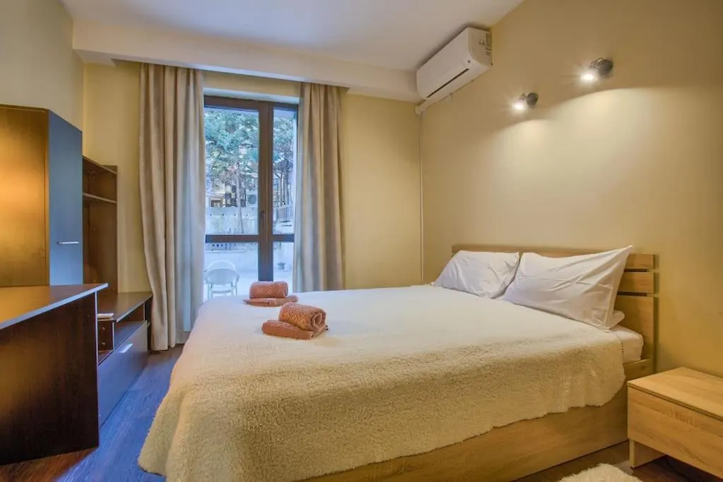 Bansko Getaway- Ski & Summer Activities , Sleep 6 Apartment